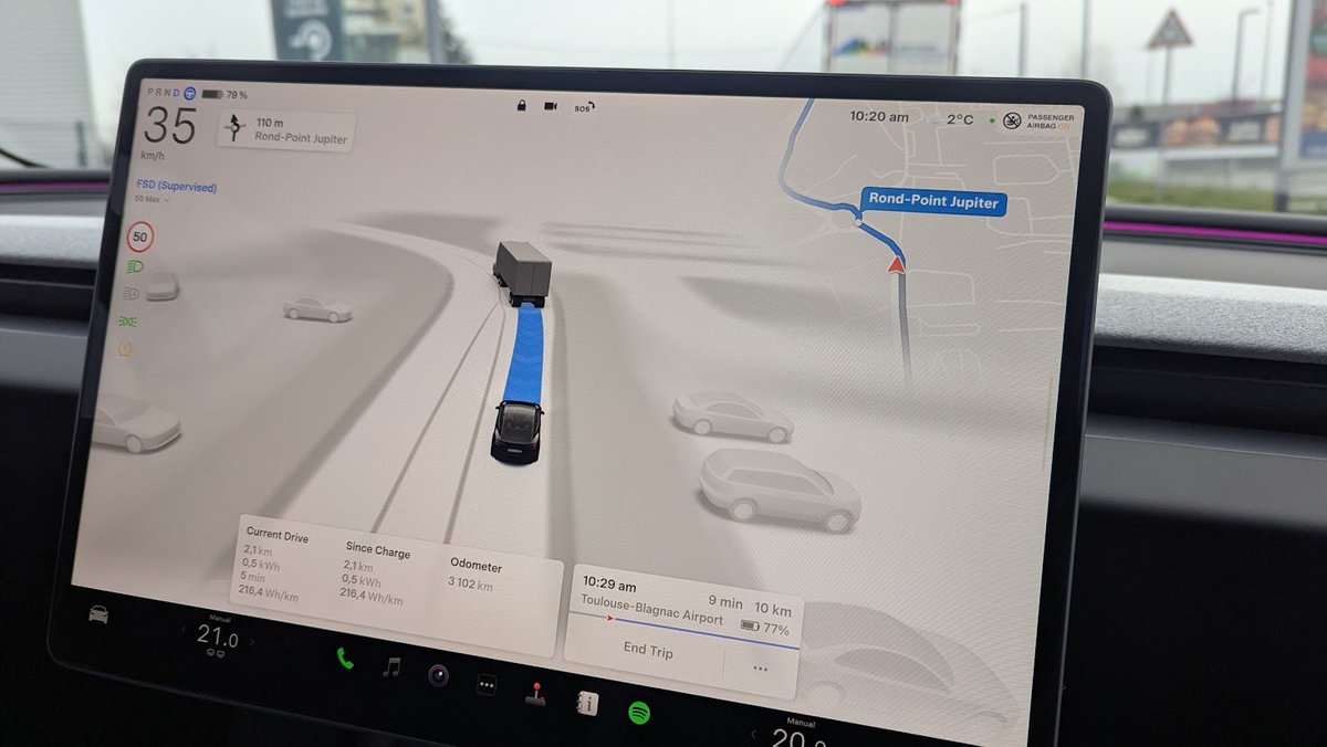 joseantonio_qr's tweet image. Cada día, Tesla entrena la IA del FSD con 500 (sí, QUINIENTOS), años de conducción (22 MILLONES de km), usando las cámaras de los OCHO MILLONES  de coches que tiene en circulación y subiendo sus vídeos a su nube.

¿Esto era premeditado desde el principio o ha sido sobrevenido?
