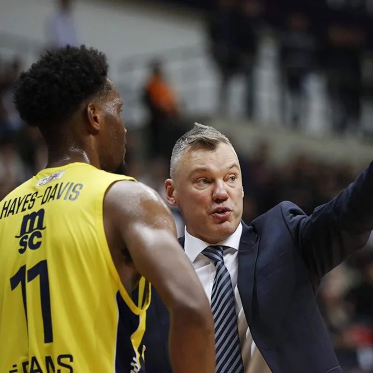 euroleague_time's tweet photo. Nigel Hayes-Davis, Fenerbahçe Beko'dan geçen sezon vergiler hariç net 3 milyon dolar kazanıyordu.

Fenerbahçe Beko, kendisine 2.5 yıllık yaklaşık 9 milyon dolarlık bir sözleşme önerdi.

Menajeri, Hapoel Tel Aviv'den 11 milyon dolar teklif geldiğini iddia edip Fenerbahçe Beko'dan 12 milyon dolar istedi.

Fenerbahçe Beko için böyle bir teklif takım içi dengeler düşünüldüğünde çok gerçekçi değil.

Unutmayalım ki bu takım son şampiyon ve EuroLeague'in lideri. Koç Saras ve ekibine güvenmeye devam edelim.

(@sercanhamzaolu)