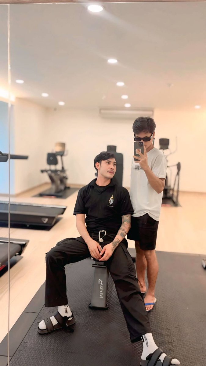 SrayyuSnthi's tweet photo. เดียวจำกันไม่ได้ 😁 บอยที่หล่อๆไงจะทองทำผมจุกเหมือนลุงนัทดูบ้างจะได้หล่อเหมือนคนเหนือ https://t.co/mv6M76Q89x