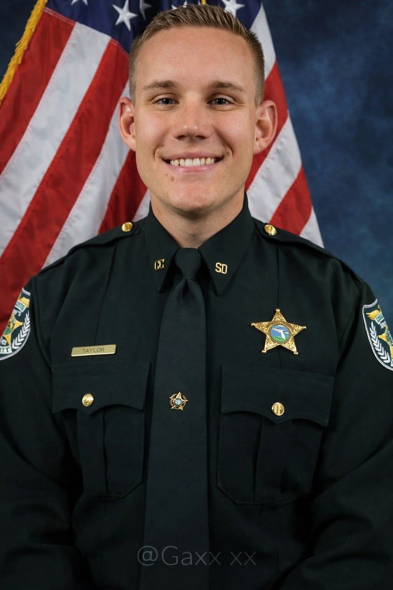 Sassafrass_84's tweet image. Deputy Sheriff Christopher Taylor of the Charlotte County Sheriff’s Office, Florida, made the ultimate sacrifice while serving his community.
He was tragically struck and killed by a drunk driver during a traffic stop on I-75 South.
A routine call turned into a devastating loss…