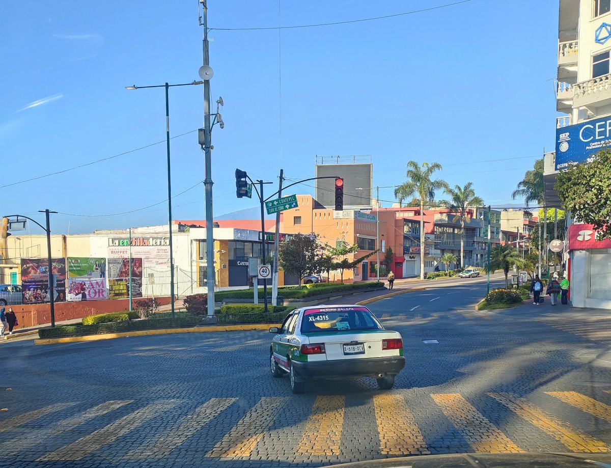 Si, no hay pedo, espera el cambio de semáforo a la mitad del crucero, ha de ser lo correcto.
#Xalapa #Veracruz