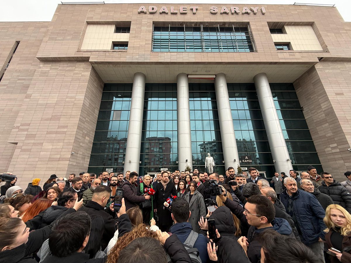 Tepebaşı Belediyesindeki usulsüzlükler artık iddia değil, Sayıştay raporlarıyla tespit edilmiş gerçektir.

Bu rapor doğrultusunda bugün Cumhuriyet Başsavcılığına suç duyurusunda bulunduk.
Kamu malını seçim propagandasına, keyfi harcamalara peşkeş çeken anlayışla sonuna kadar