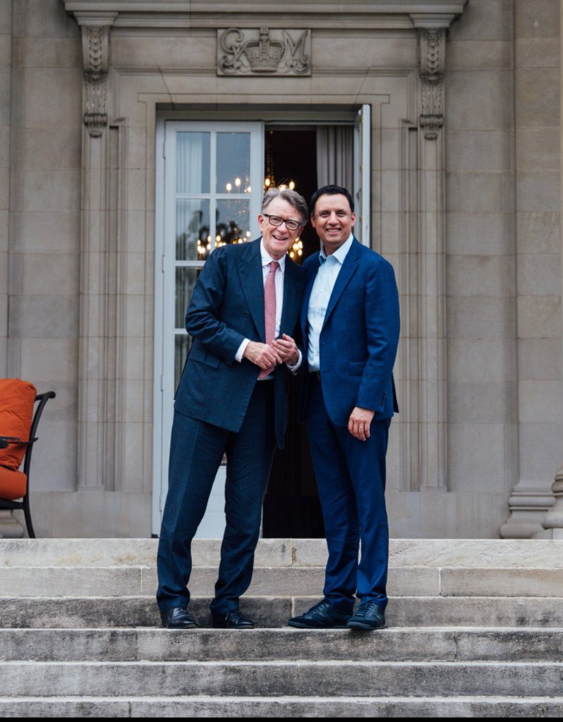 Reformed_scot's tweet image. Ooft. Sarwar stabs his leader in the back!! .
Sarwar forgot he was gifted Scottish labour leadership when starmer blocked his opponents.
Yet another dishonest sneaky back stabbing labour MP in cahoots with paedo mandleson.
#resignSarwar. #sarwarMandleson