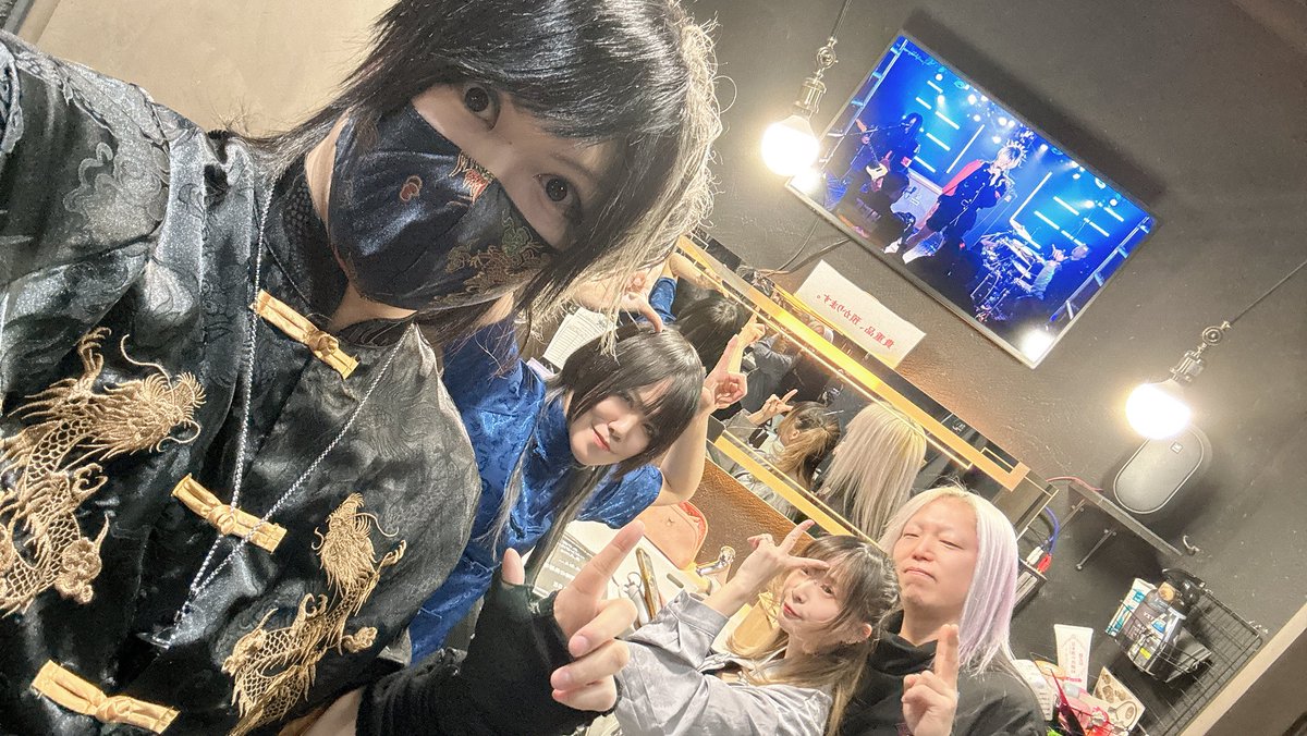 himahimamarhi's tweet photo. 昨日はリトルリルinファーストディナー主催でマーキュリー!!極寒の外とは違うくフロアはアチアチでございました🔥おかげで最高なライブになりましたとさ(・∀・)VENさんラストサポートありがとうございました!!次回2/15はいよいよBUNちゃんの復活🥁🥁🧑🦲🧑🦲
#LittleliL https://t.co/AoxvUfbUYl
