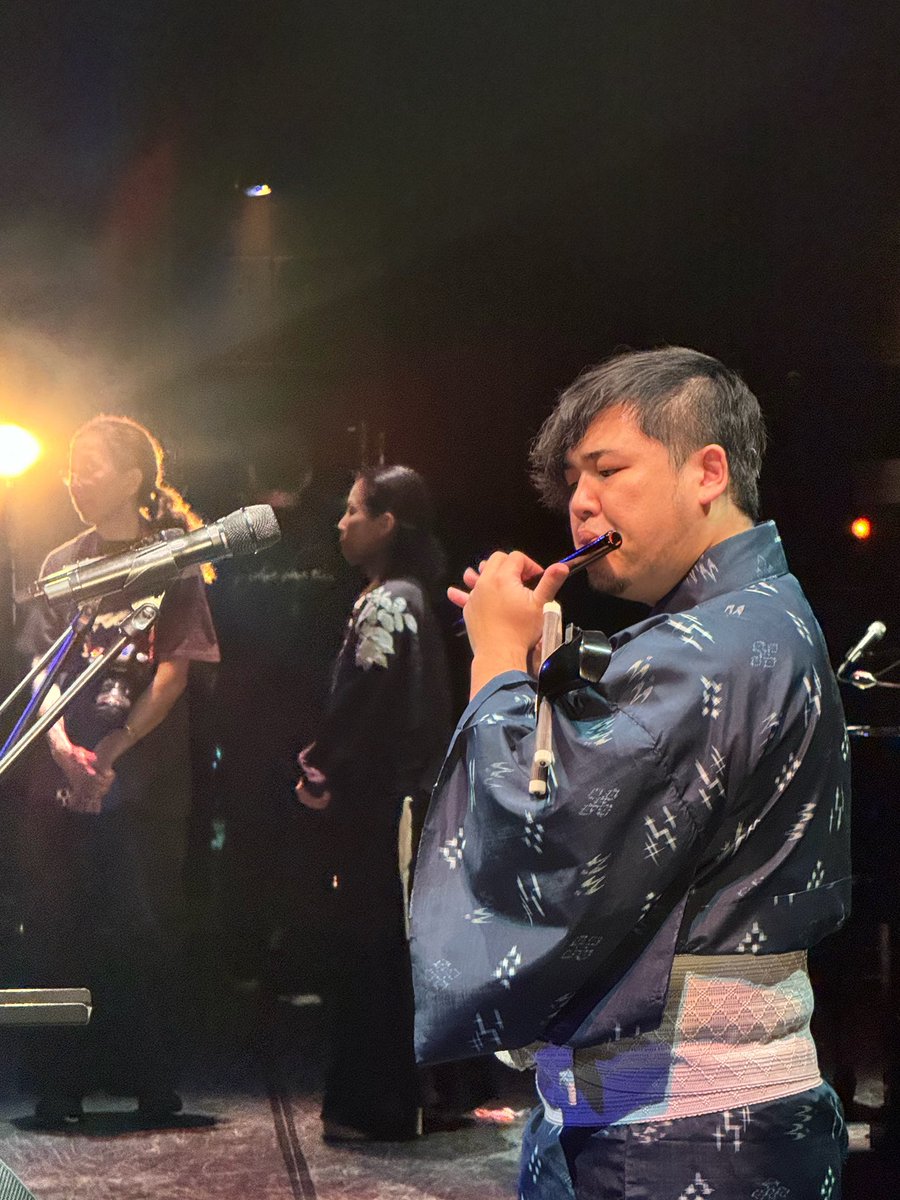 monty_mori's tweet photo. 【沖縄のウタ拝&UTAHAI】
2024.11.29(金)
渋谷区文化総合センター大和田
さくらホール
リハーサル
ケンちゃん大活躍💪
よく見ると笛吹きながら三線も抱えてます
そして渋谷は歌手・写真家として活躍する佐藤奈々子さんが撮影でいらしてました✨
※掲載許諾写真
#沖縄のウタ拝
#UTAHAI
#大城建大郎 https://t.co/c1Z1DHuN78