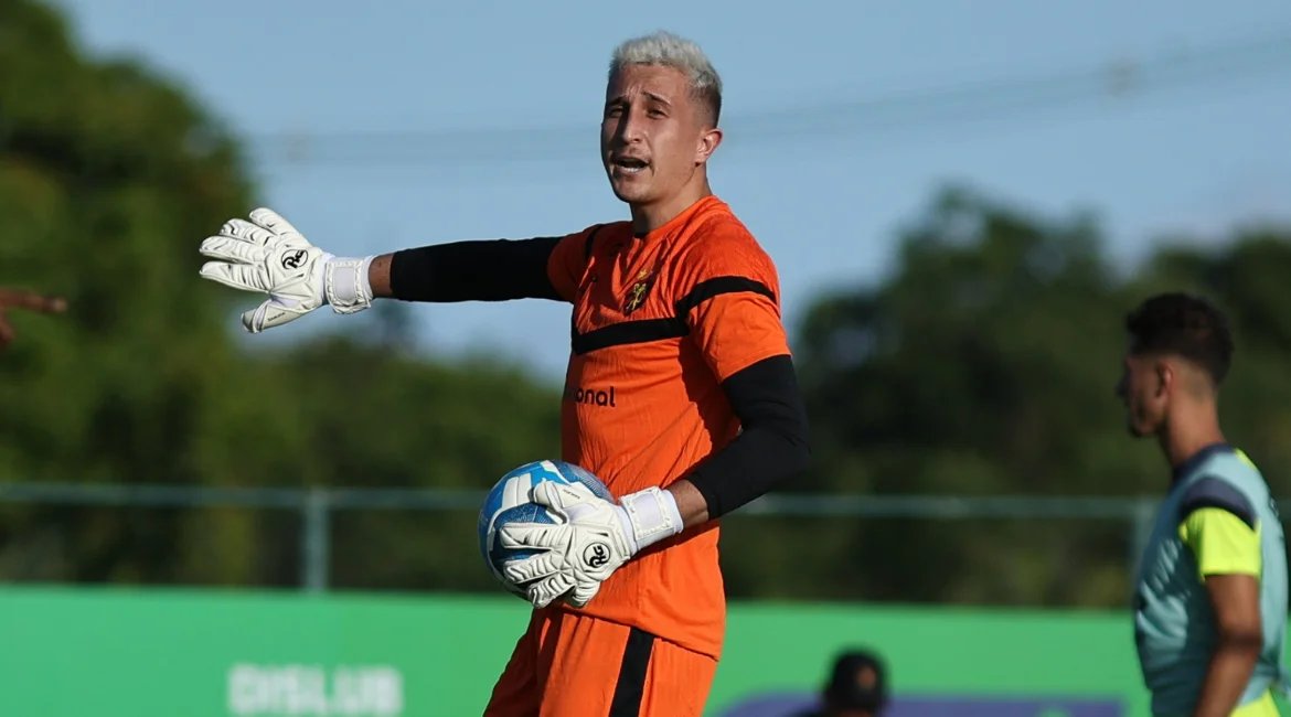 Fgdoleao's tweet photo. 🧤 Thiago Couto treinou como titular ontem e provavelmente deve começar jogando! 🗞️@alessandromc 
🦁🔴⚫ 
👉 Segue @fgdoleao pra não perder nada do Leão! https://t.co/aXYRUshwbU