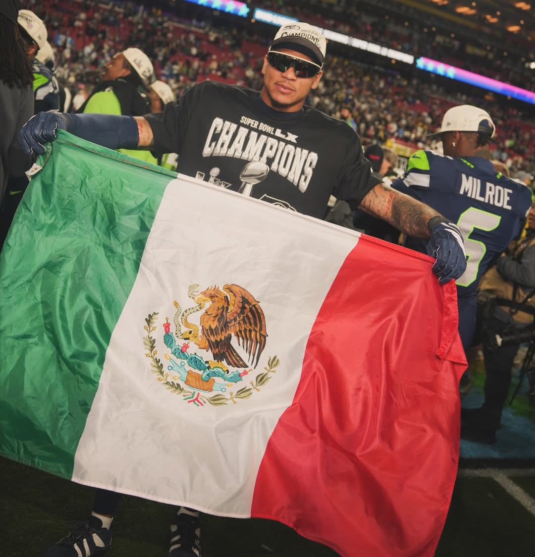 Elijah Arroyo celebró con la bandera de México. El jugador ganador del #SuperBowl con Seahawks vivió en su infancia en México. Sus abuelos son mexicanos.