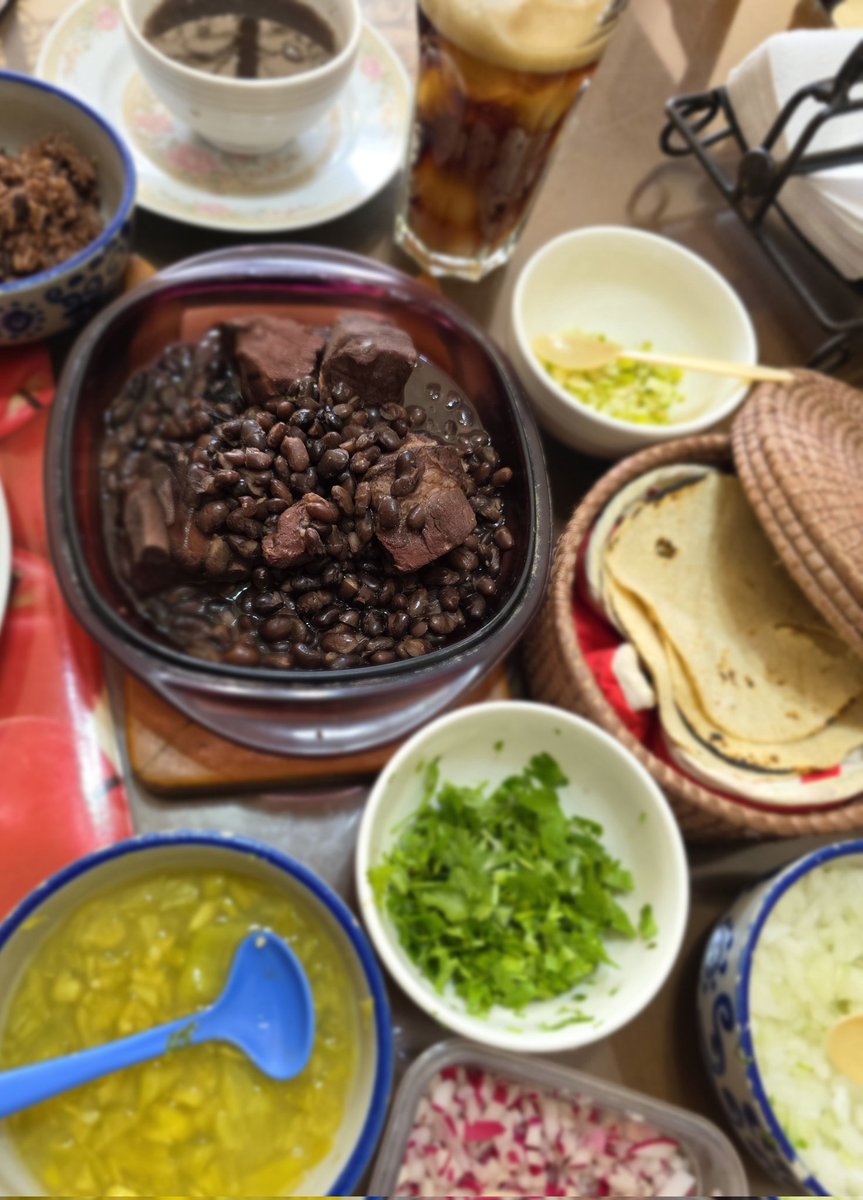 victorcervera's tweet photo. ¡Que sea un excelente lunes y podamos almorzar #FrijolConPuerco !
Bonita semana.
#Yucatán #comidayucateca https://t.co/pXLS3MCEWE