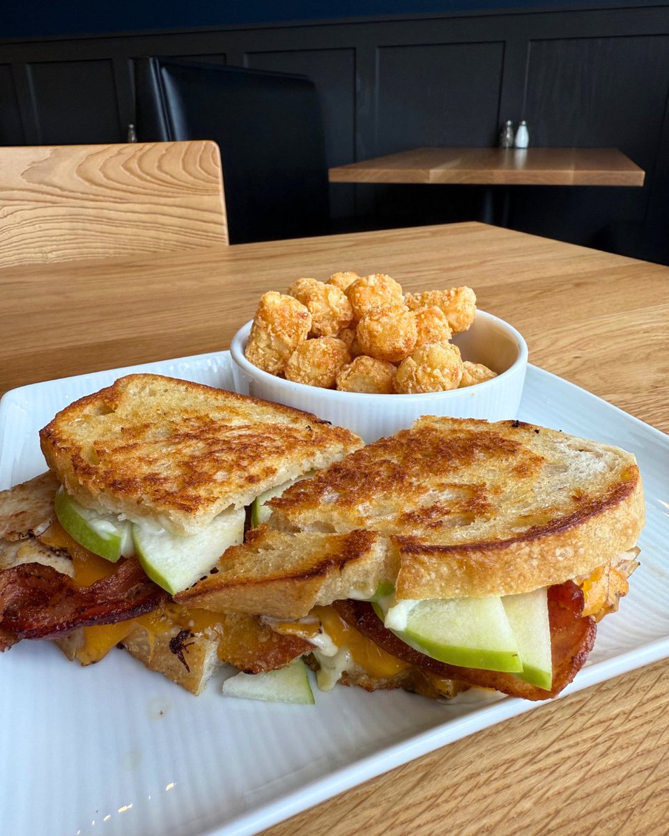 Meet your new brunch crush! 🥓🍎

Cozy enough for brunch, fresh enough for lunch!

#GoodEvansEats #TurkeyAppleSandwich #NebraskaBrunch #Omaha #TaterTots