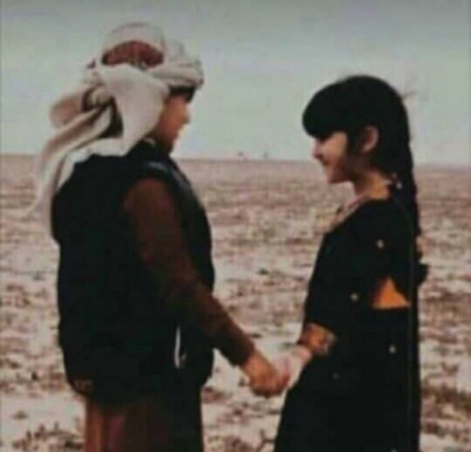 bb0099900's tweet photo. انا اضيع مع لبيه جعلي فدا لبيه 
من اللي حفظته في عيوني ودللته 

يسولف وانا في سكرة ٍ بين تيه وتيه
على اني معه في هرجته ما تجاهلته

وسيع المحاجر كل ما مرني طاريه 
يجيني عشاي ويذن الفجر ماكلته

بغيت اشرحه في بيت واحد ومنه وفيه
وتهازلت بيتي في وصوفه وكنسلته

#ماهر https://t.co/ytLjQ4nZhD