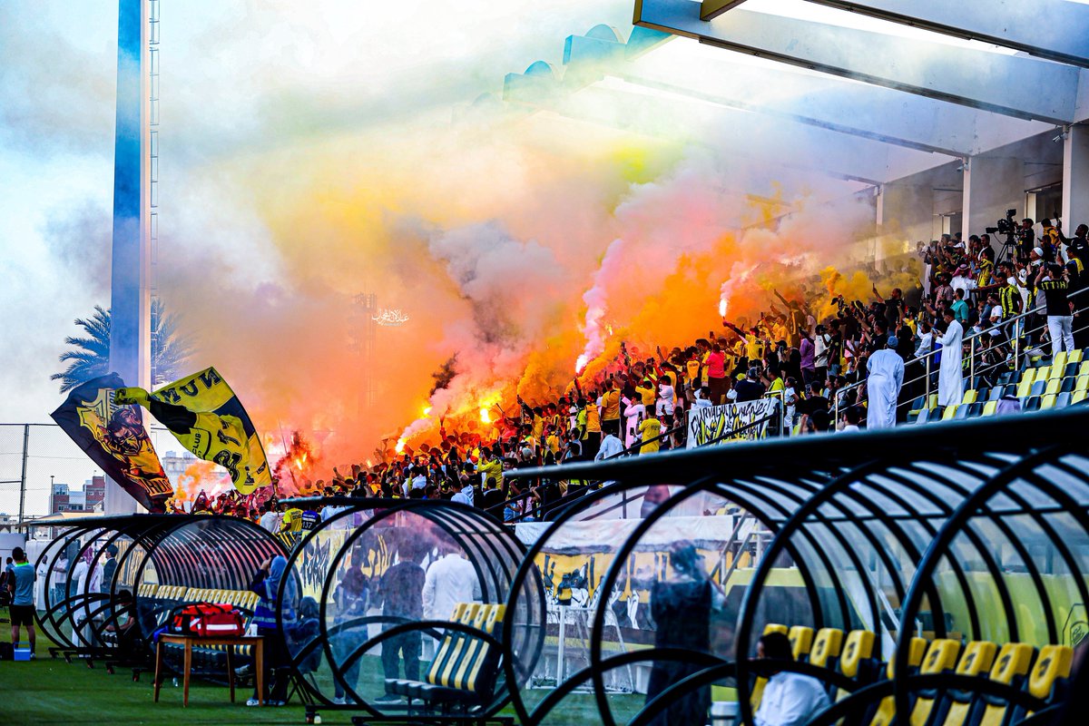 ' الوفـاء سُنـة وهذا الدليل '

لم تكن مجرد أهزوجة — هذا واقع يمثل جمهور عظيم!

معاناة في النتائج؛ خروج نجوم الفريق؛ خسارة البطولات.

لم يتركوا فريقهم وناديهم يعيش مصيره وحيدًا.

في #الاتحاد قوة؛ ولدى الاتحاد جمهور عظيم جدًا لا يترك ناديه أبدًا ويزداد حبهم له في اللحظات الصعبة! 💛