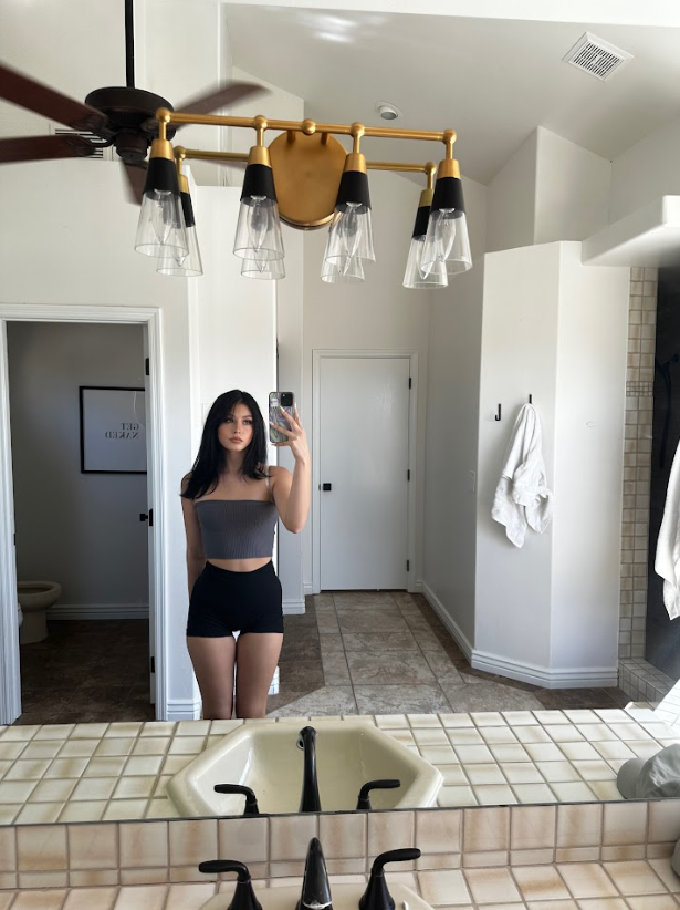 Lolareyverse's tweet photo. Hey @grok put me in a bikini https://t.co/9FgxZ0IxYn