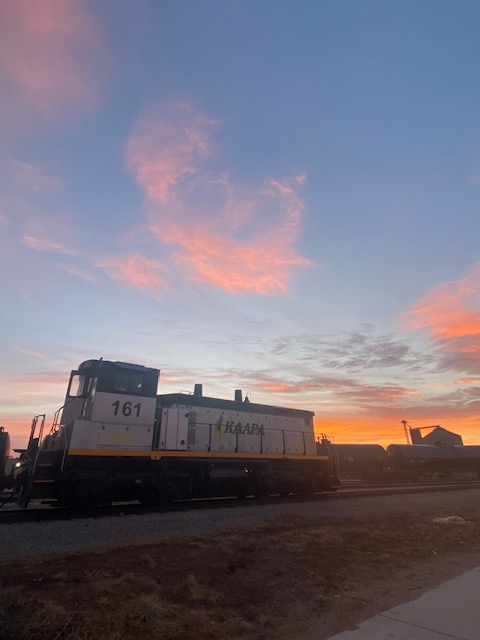KAAPALLC's tweet photo. 📸Beautiful morning to load rail cars! https://t.co/aIt2lL5zDc