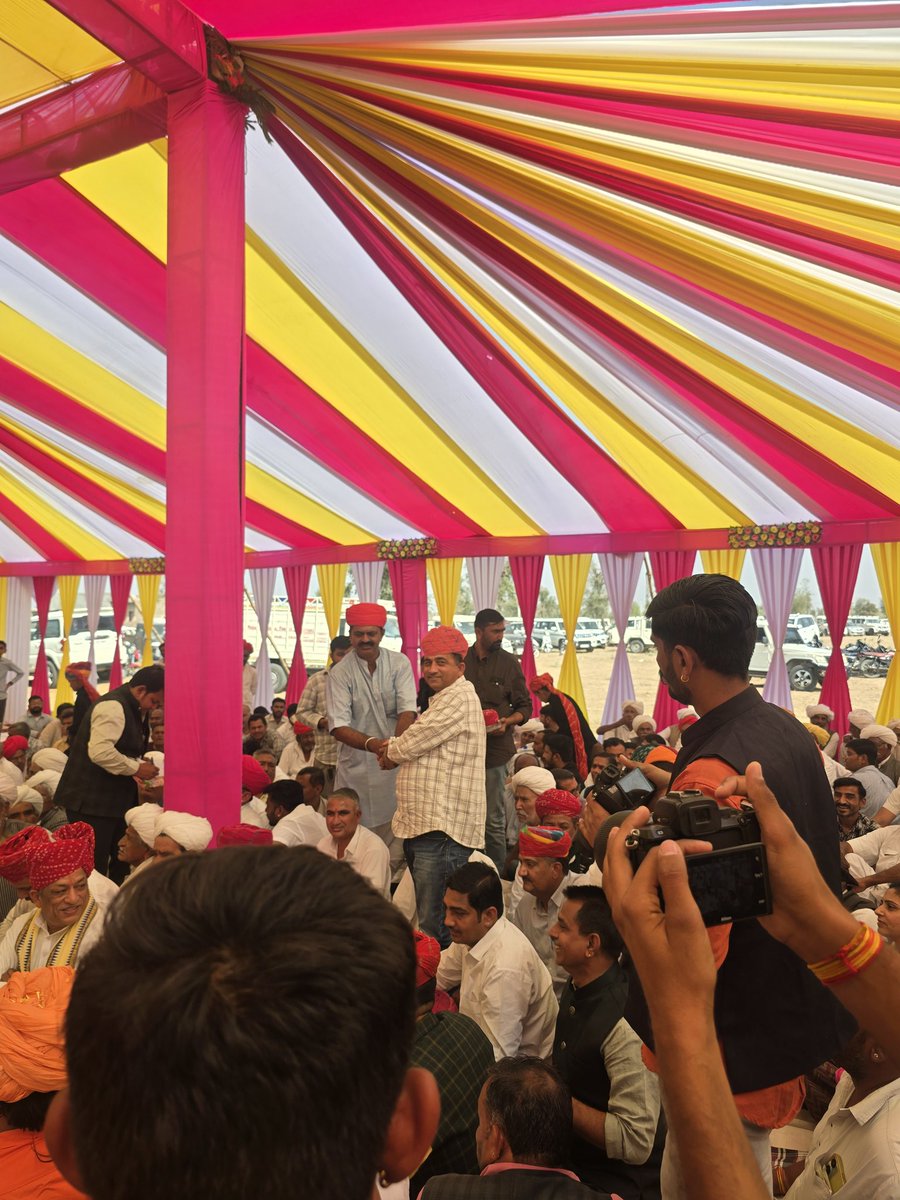 आज सिवाना विधानसभा क्षेत्र के सिणधरी ब्लॉक में लोहिड़ा ग्राम में मेरे प्रिय मित्र जिला परिषद सदस्य छोटे भाई हंसराज प्रजापत के बहिन की शादी समारोह में भाग लिया मुझे मान सम्मान दिया आपका बहुत-बहुत आभार धन्यवाद इस दौरान भारमल राम जी पावड़ नारायण जी लुखा साथ रहे <a href="/RLPINDIAorg/">Rashtriya Loktantrik Party</a>
