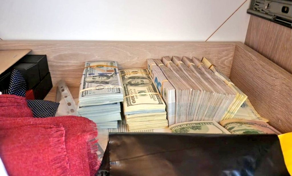 Mientras el pueblo hace colas de 10 cuadras por un laburo o por verdura barata, en la casa de funcionarios nacionales aparecen fortunas escondidas: US$695.457
$19.996.200
€1.960
Todo en el placard de Ornella Calvete y Javier Cardini.
¿Nadie va preso?