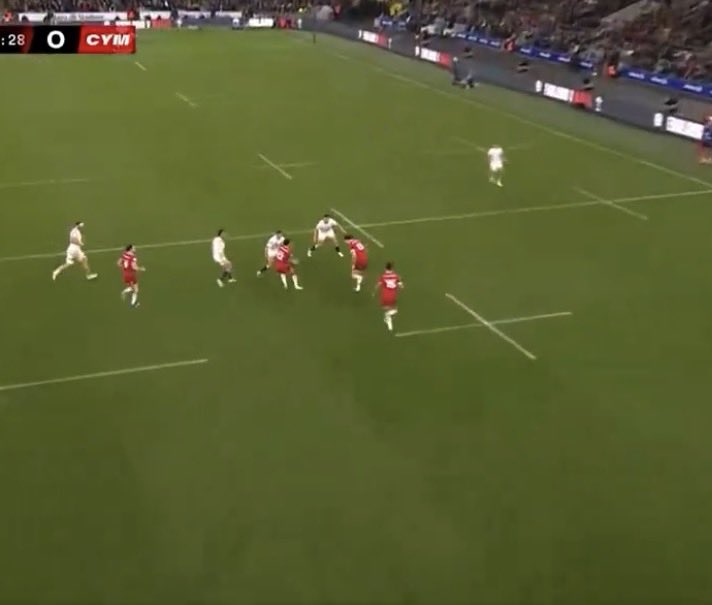 AntRozzaCozzi's tweet photo. @Eddierugbyrugby Yep. I said the above angle may show EJ holding someone. Also shows LRZ is in perfect position and depth. BT fluffs the pass. https://t.co/hWG2YlzmSx