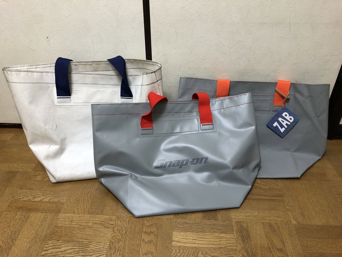 37TDMT's tweet photo. ZAB?

チラシを見た瞬間にそう思って検証目的&amp;伊藤さん毎週通ってくれて空振りばかりじゃ申し訳ない気持ちを紛らわす目的半々で購入

間違いないね！
日用品買出し用エコバッグで白×青を愛用中が結構ボロくなってきてリザーブで灰×橙を買ってあってそして今回、灰×赤が仲間入り

完全にやりすぎたー！ https://t.co/jgPqeR6xOT