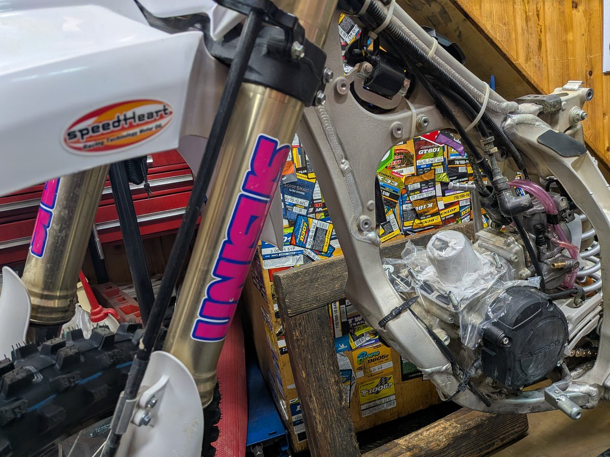 newton53106566's tweet image. 週末のJNCCに向けてやっとこさメンテナンス😂　
自分達のバイクは直前です(^^)　　
国産バイクのパーツの供給安定
マシーンの信頼性があってこそのギリギリ注文でも安心！
ＹＺってホンマに優秀！
そして美しい〜♥
って余裕かまして大丈夫かな😂

#yz