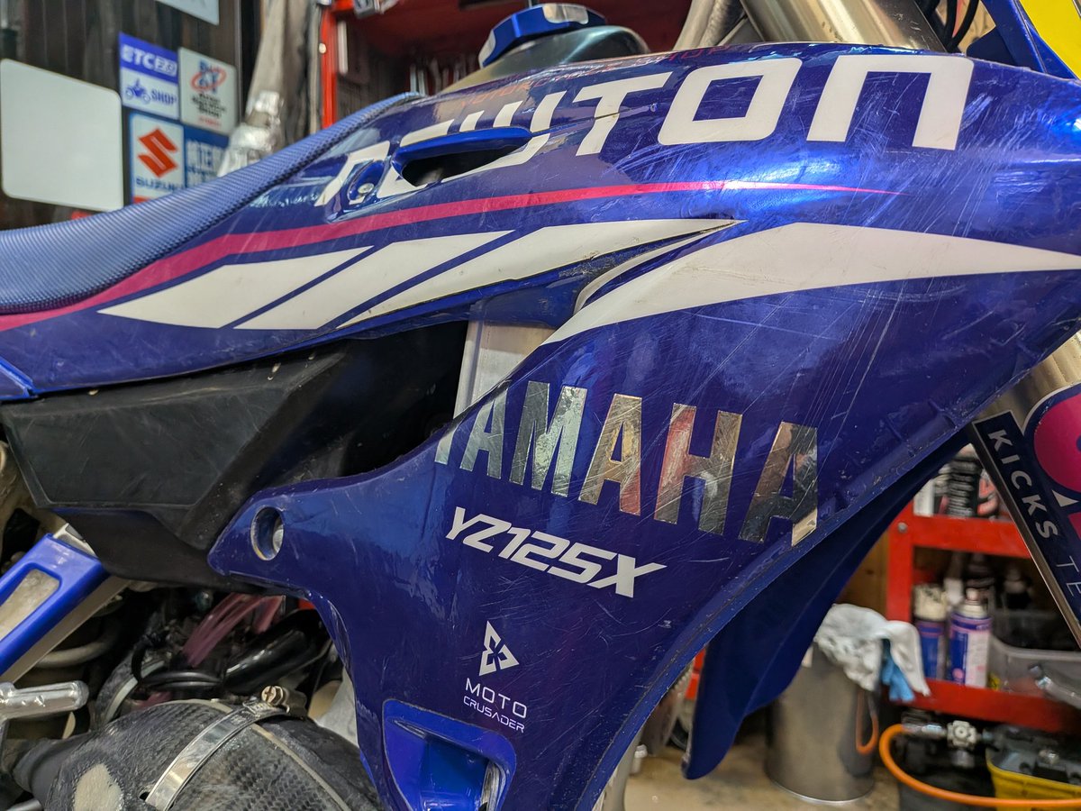 newton53106566's tweet image. 週末のJNCCに向けてやっとこさメンテナンス😂　
自分達のバイクは直前です(^^)　　
国産バイクのパーツの供給安定
マシーンの信頼性があってこそのギリギリ注文でも安心！
ＹＺってホンマに優秀！
そして美しい〜♥
って余裕かまして大丈夫かな😂

#yz