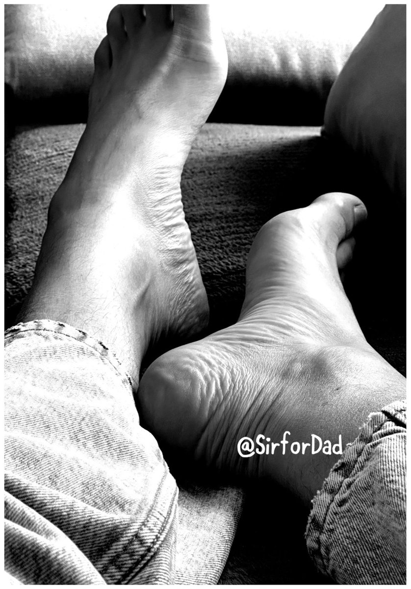 Sirfordad's tweet photo. Le Sir 👑 est posé, et toi en DM tu déposes tes offrandes 🐾💶. J’exige ton obéissance. La règle est simple non ?! 
 DM 📩 retrouver ta place🧎🏽
#feetworship #findom #masters
@RT_MASTERS_FR @RT4Kings
@FindomAlphaRT
@pedroRT40 @MASTER_UPDATES @rt_feet
@AlphaMaleWorld1 @fan_piedgars https://t.co/SGnaQ6HZgP