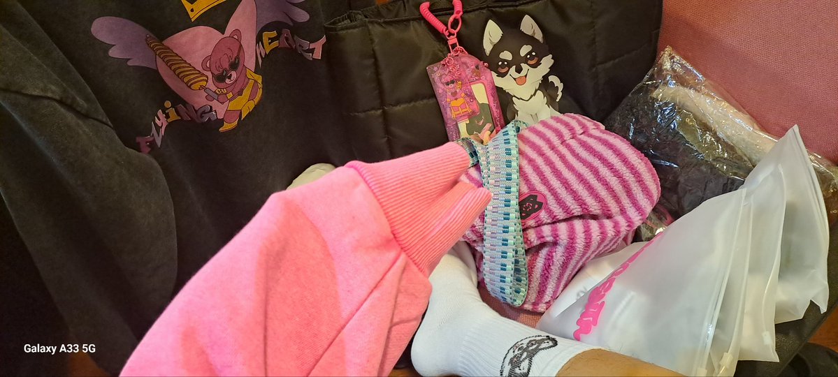 Khun Lee... How did my hand disappear 🥺
<a href="/Noeul_lee6/">Noeul</a> <a href="/itsMagenta_/">Magenta Studio Official</a> <a href="/negacfashion/">Nega C. Fashion</a>

Just blame my short hands. 🤣🤟

#NOEULxWENDYcollection 
#flyingheart  #itsmagentaXnegac 
#NoeulNuttarat #MagentaBoy #Horizone #S2TheSunset #Bonoh