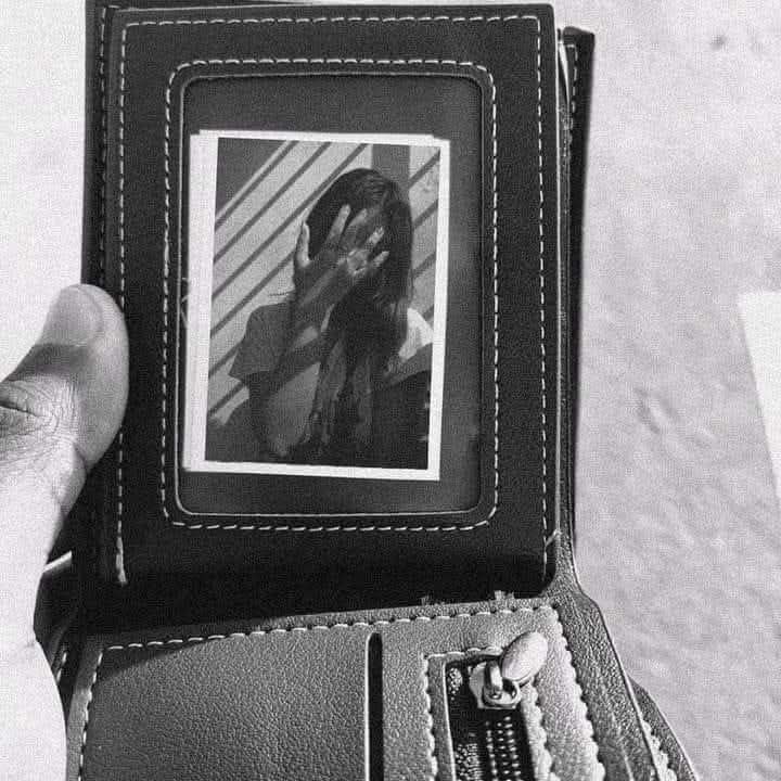 पसंदीदा स्त्री की यादें आखिरी में सिमट कर 

सिर्फ तस्वीरों की हद तक सीमित रह जाती है..

❤️🌸