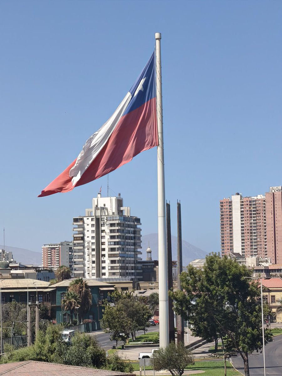 Cuando va a ser el dia que reemplacen la bandera? Toda desteñida, hilachenta y se viene el 14Feb... <a href="/GOREAntofagasta/">Gobierno Regional Antofagasta</a>  <a href="/AntofagastaMuni/">Municipalidad de Antofagasta</a>