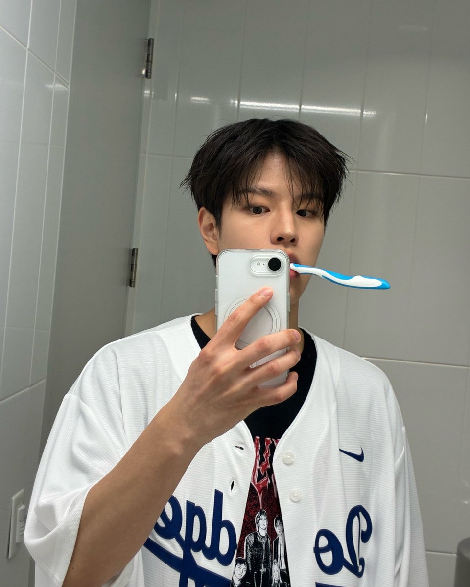 hwangseungbot's tweet photo. on the same day?????? Are we missing something?????? https://t.co/TekDyzxMxD