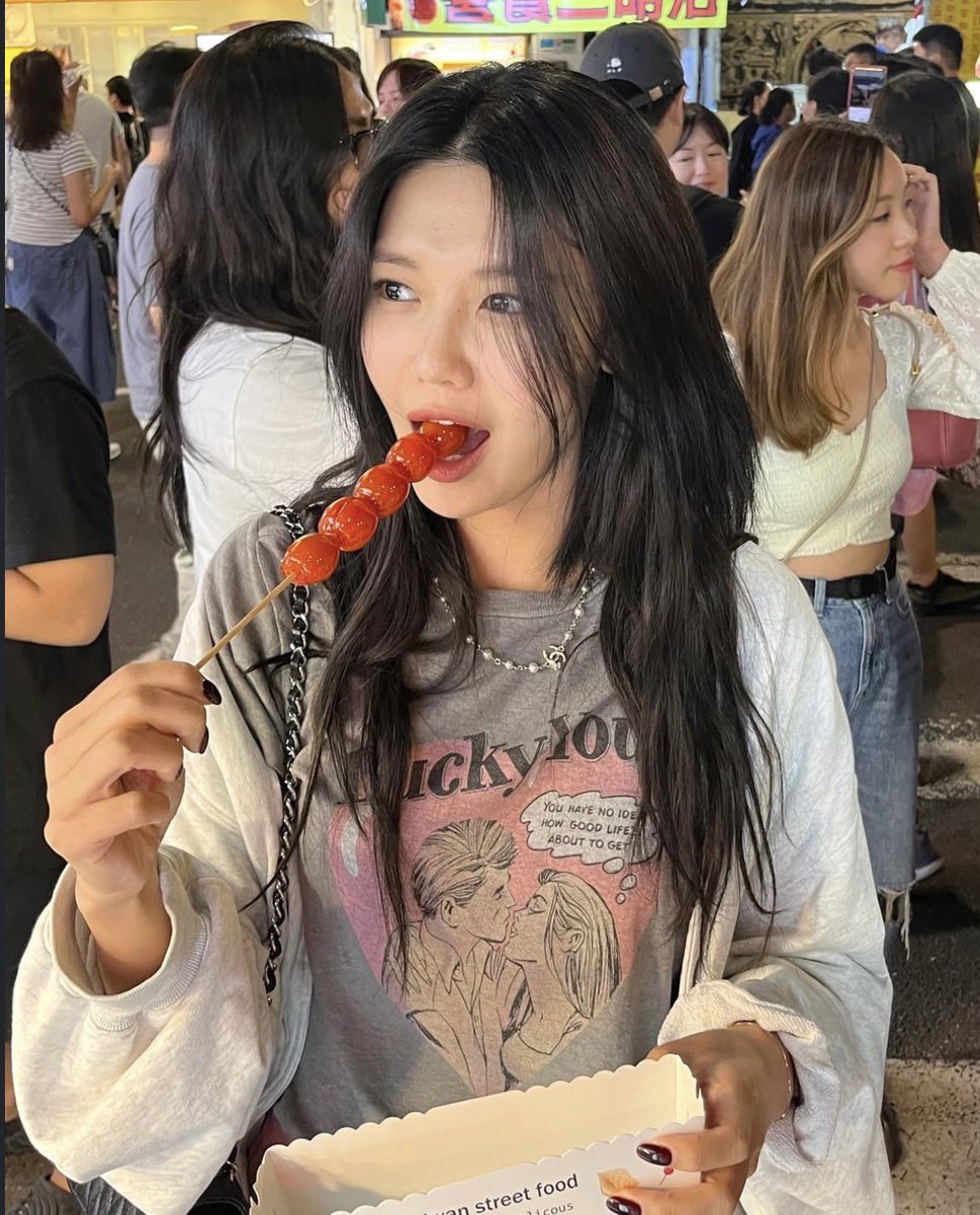 ultsootaeng's tweet image. happy birthday sooyoung ♥️🎂 wish you the best day ahead and the most beautiful things in the world 🥹

(and ofc enjoy lots of good foodddd)

#소원의아이돌아이_수영아_생일축하해
#MyIdolChoiSooyoung