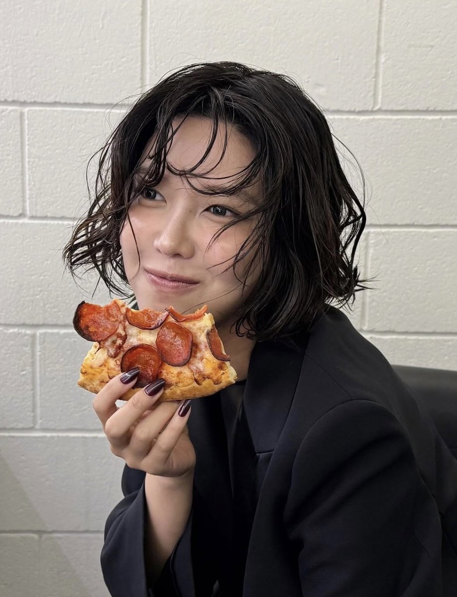 ultsootaeng's tweet image. happy birthday sooyoung ♥️🎂 wish you the best day ahead and the most beautiful things in the world 🥹

(and ofc enjoy lots of good foodddd)

#소원의아이돌아이_수영아_생일축하해
#MyIdolChoiSooyoung