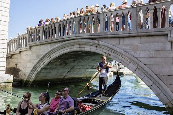 Para visitar Venecia hay que reservar turno pagando de tres a diez euros
eldiariodeviaje.ar/index.php/es/d…
#turismo #Italia <a href="/visititalytoday/">Visit Italy</a> <a href="/venezialinda17/">venezia</a>