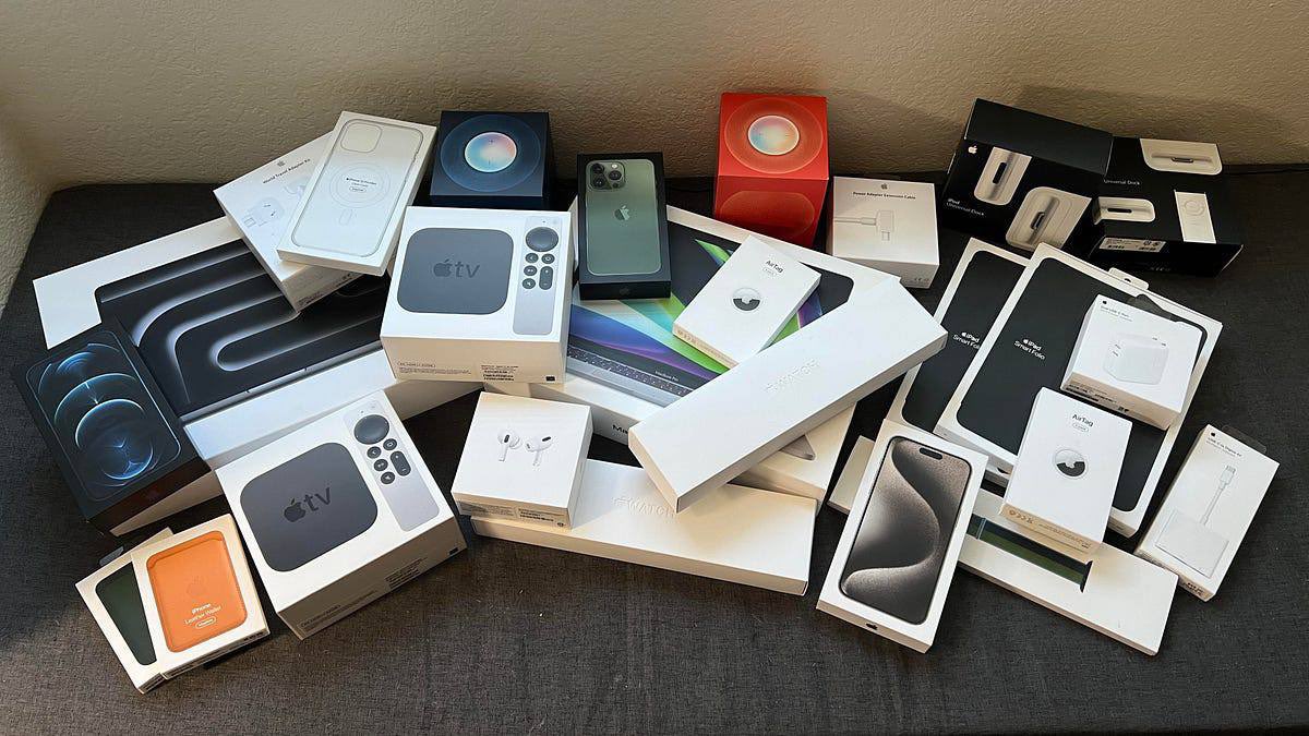 Iunatico_feliz's tweet photo. in 24 hours pick 24 random people to win a brand new Apple item!

To be qualified:

1: Like this tweet &amp; reply 'done'
2: Make sure you’re following me on Instagram 

*SHIPPING WORLDWIDE*

Good luck people! https://t.co/LuunbHwDbi