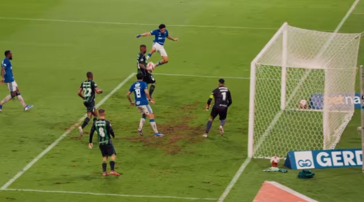 Ih, rapaz! Antes ainda da bola chegar no KJ, toque na mão do zagueiro do América 😳

📷 Joseph Nogueira / Arvideosbr