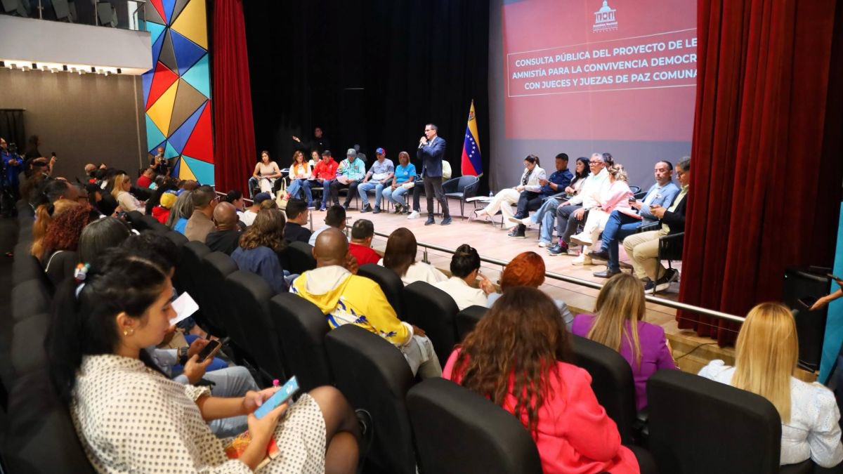 Consulta Pública Nacional de la Ley de Amnistía avanza con jueces/juezas de paz comunal.
Objetivo: diálogo, convivencia y paz sin impunidad.

#Venezuela #9Febrero #LeyAmnistia #bringthemback