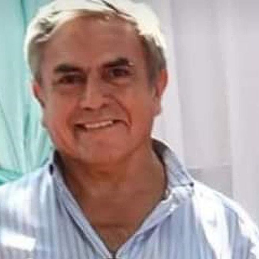 MARCELOFAVAOK's tweet photo. NO LOS ATENDIERON PORQUE ERAN ARGENTINOS

AQUI, LOS DOS ARGENTINOS, QUE LOS BOLIVIANOS LOS DEJARON MORIR. SE NEGARON ATENDERLOS EN LOS HOSPITALES DE BOLIVIA, POR SER ARGENTINOS.

EL PRIMER CASO, ALEJANDRO BENITEZ, DOCENTE SALTEÑO. TUVO UN ACCIDENTE. LE NEGARON UN TRASLADO EN AMBULANCIA "NO TENIA 1000 PESOS BOLIVIANOS" PARA ABONAR. LO REJARON, TIRADO AGONIZO Y MURIO,

SEGUNDO CASO: EL JOVEN NEUQUINO, MATIAS ROSALES, UN DELINCUENTE LE PEGO DIO UNA PUÑALADA. MUY HERIDO LLEGO CAMINANDO PORQUE LE NEGARON LA AMBULANCIA PARA IR A BUSCARLO. CUANDO LLEGO AL HOSPITAL NO LO DEJARON ENTRAR. SE NEGARON A INGRESARLO PARA SU ATENCION INMEDIATA, SE DESANGRO EN LA VEREDA DEL HOSPITAL. ENTRE LAGRIMAS, SU MUJER ASEGURO, "NO LO ATENDIERON PORQUE ERAMOS ARGENTINOS"-

HAY MAS CASOS.

le negaran un traslado en ambulancia por carecer de 1000 pesos bolivianos con los que pagar el servicio.
