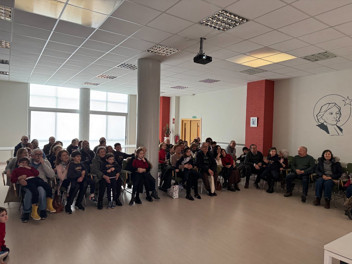 LaSalle_Burgos's tweet photo. ¡MIS ABUELOS TAMBIÉN FUERON PEQUEÑOS!

1ºEPO cerró este proyecto #NCALaSalle rindiendo homenaje a todo lo que sus abuelos hacen por ellos cada día, celebrándolo con una entrañable y alegre fiesta, llena de emoción, música y sonrisas compartidas.

¡GRACIAS ABUELOS! https://t.co/lyvXx1aC1E