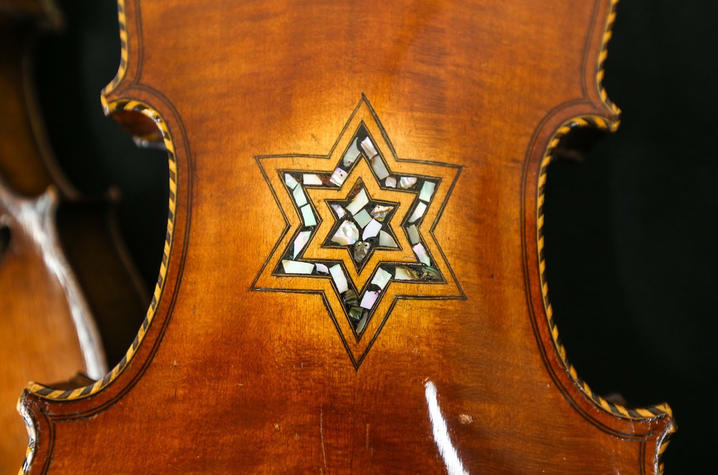universityofky's tweet image. UK welcomes the historic #ViolinsOfHope collection Feb. 10-14. Experience the resilience of instruments that survived the Holocaust through:

✨ Free exhibition
🎞️ Documentary screening 
🎼 UKSO concert on these historic instruments

Full schedule: bit.ly/4th3TCr

#BBN