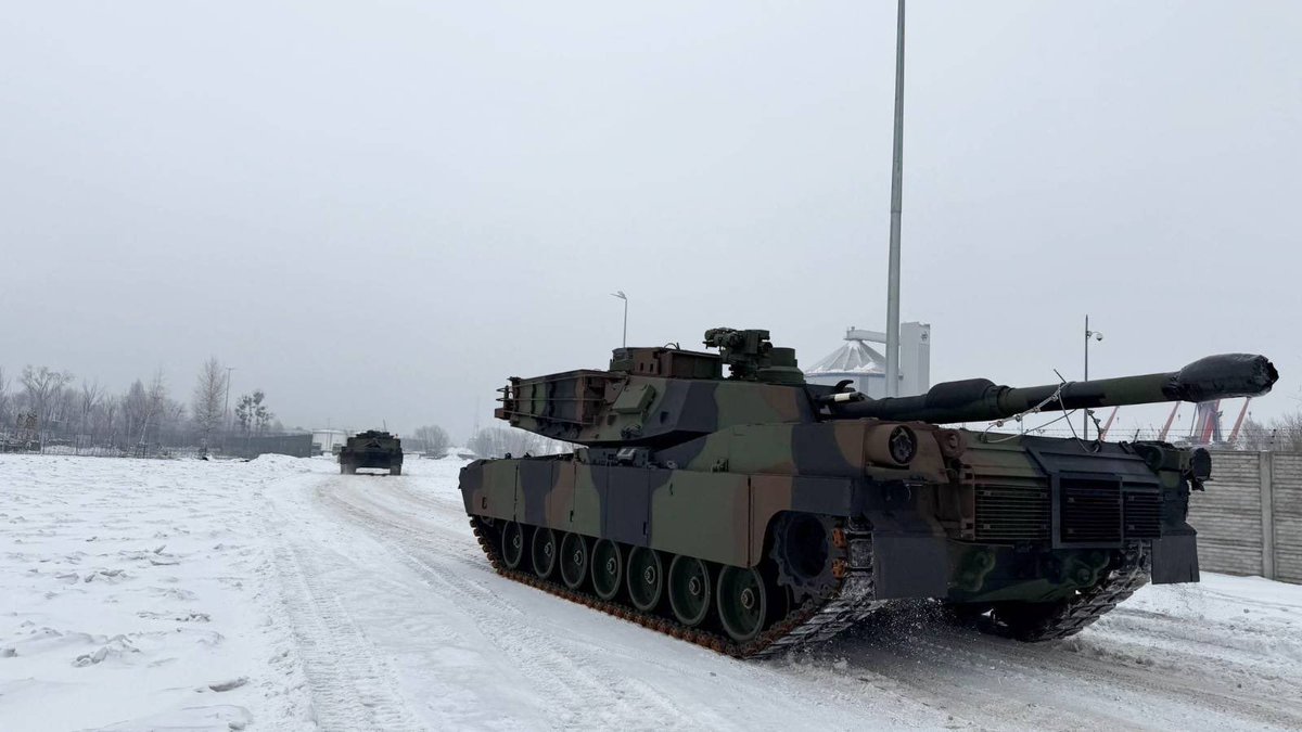 KosiniakKamysz's tweet photo. 🚢 Pierwszy morski transport  #Abramsów w 2026 już w 🇵🇱!
29 czołgów M1A2 SEPv3 zasili @1WBPanc z 18. Dywizji Zmechanizowanej.
Docelowo będzie ich 250. Co dzień wzmacniamy biezpieczeństwo naszego kraju! https://t.co/HvGbtOsn1m