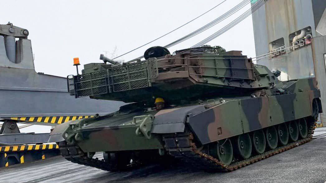 KosiniakKamysz's tweet photo. 🚢 Pierwszy morski transport  #Abramsów w 2026 już w 🇵🇱!
29 czołgów M1A2 SEPv3 zasili @1WBPanc z 18. Dywizji Zmechanizowanej.
Docelowo będzie ich 250. Co dzień wzmacniamy biezpieczeństwo naszego kraju! https://t.co/HvGbtOsn1m