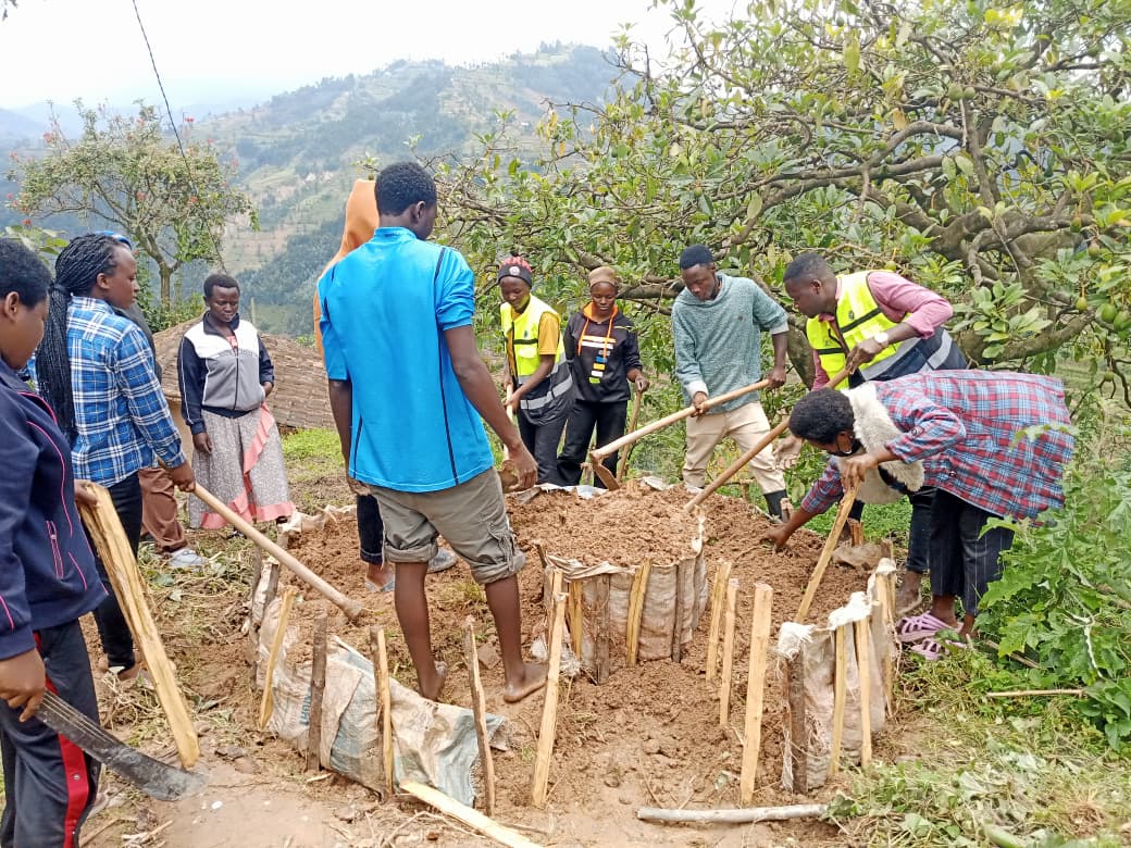 Urubyiruko rw'abakorerabushake ba <a href="/NgororeroDistr/">Ngororero District</a> ku ubufatanye ni intore ziri kurugerero dukomeje ibikorwa bibangamiye imibereho myiza ya Abaturage.
✔️ Kubaka imirima y'igikoni mu kurinda igwingira mu abana.
✔️ Kubaka ubwiherero.
<a href="/Unity_MemoryRw/">Ministry of National Unity and Civic Engagement</a> <a href="/RwandaLocalGov/">Ministry of Local Government | Rwanda</a>