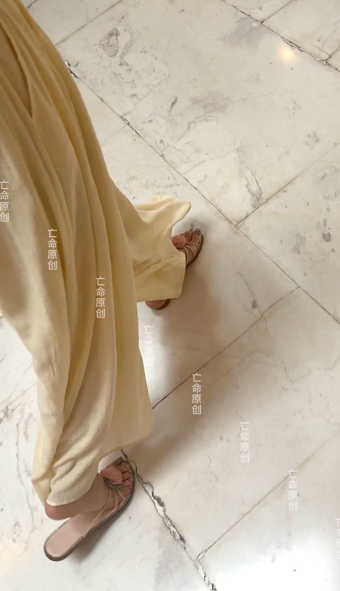 亡命原创：小姐姐穿的这是什么风格？身高得175了，果然也是一双大脚，美甲真好看啊！群内照片视频已更新 #街拍 #美足 #美脚 #偷拍 #抄底 #裙底 #美女 #恋足 #情人 #写真 #绿帽