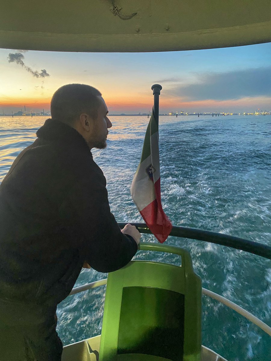Andrew_Passa's tweet photo. Carnevale di Venezia 2026 🎭 🛶
.
.
.
#AndrewPassa #Venice #Carnival #Venezia #Charm #Gondola #canal #sea #story #water #reflection #lights #luce #Veneto #freddo #cold #carnaval #thoughts #riflessi #art #photo #picture #colors #colori #people #gente #place #cattedrale #storia https://t.co/pzJacvwMBQ