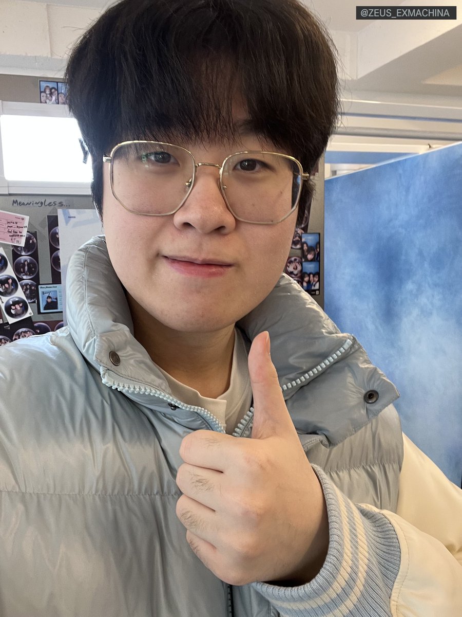 ZEUS_EXMACHlNA's tweet image. 생일 진심으로 축하했고 올해도 진짜 빠이팅 해봅시다!! 
이건 프레임 이벤트에서 자만추했던 사진인데 공유를...