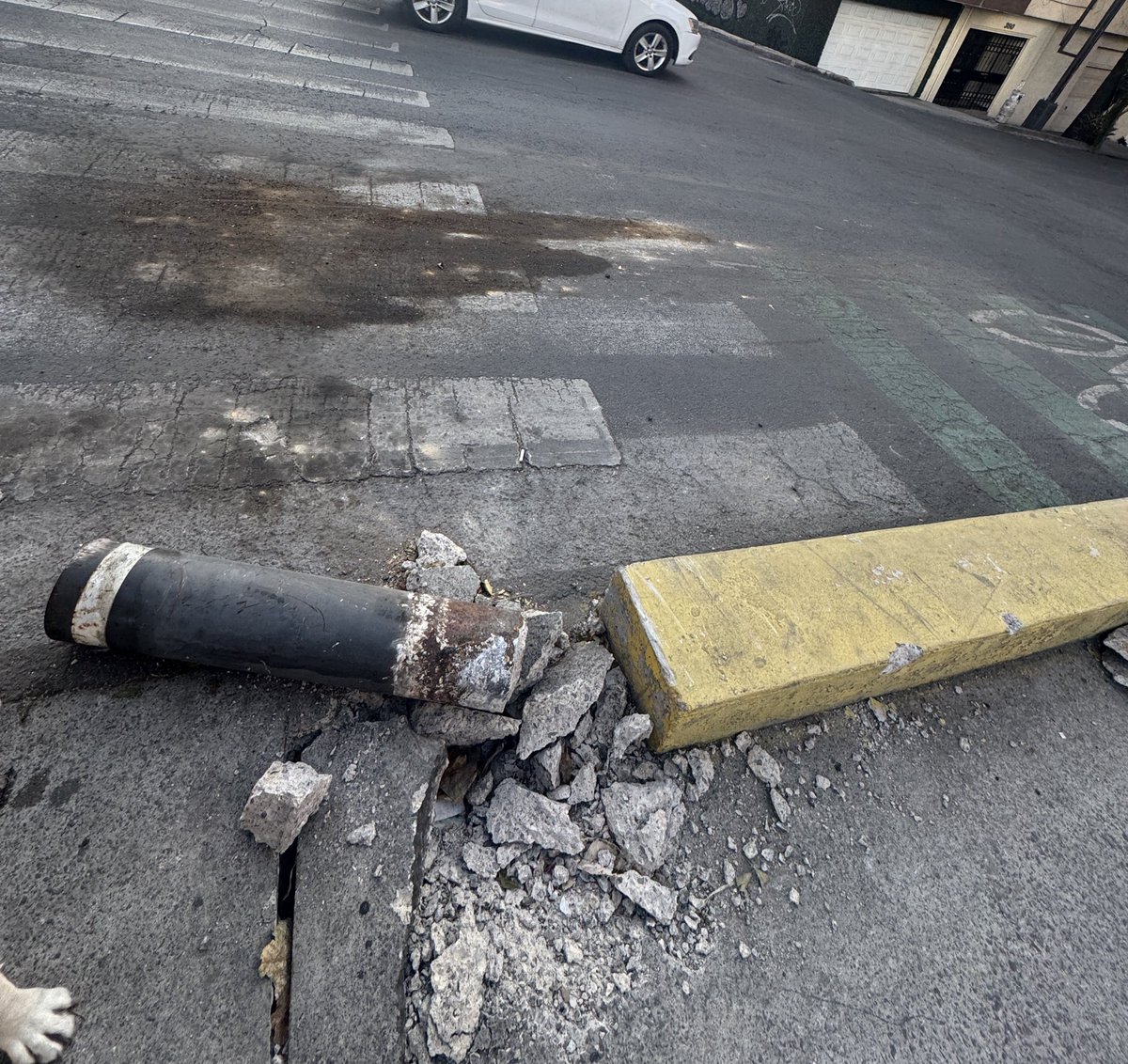 ardillawer's tweet photo. Por qué los carros pagan tenencia y verificación? Pues por qué hacen un desvergue, por eso… una bici o un peatón ni de pedo hacen esto… https://t.co/yXE4bagY1t