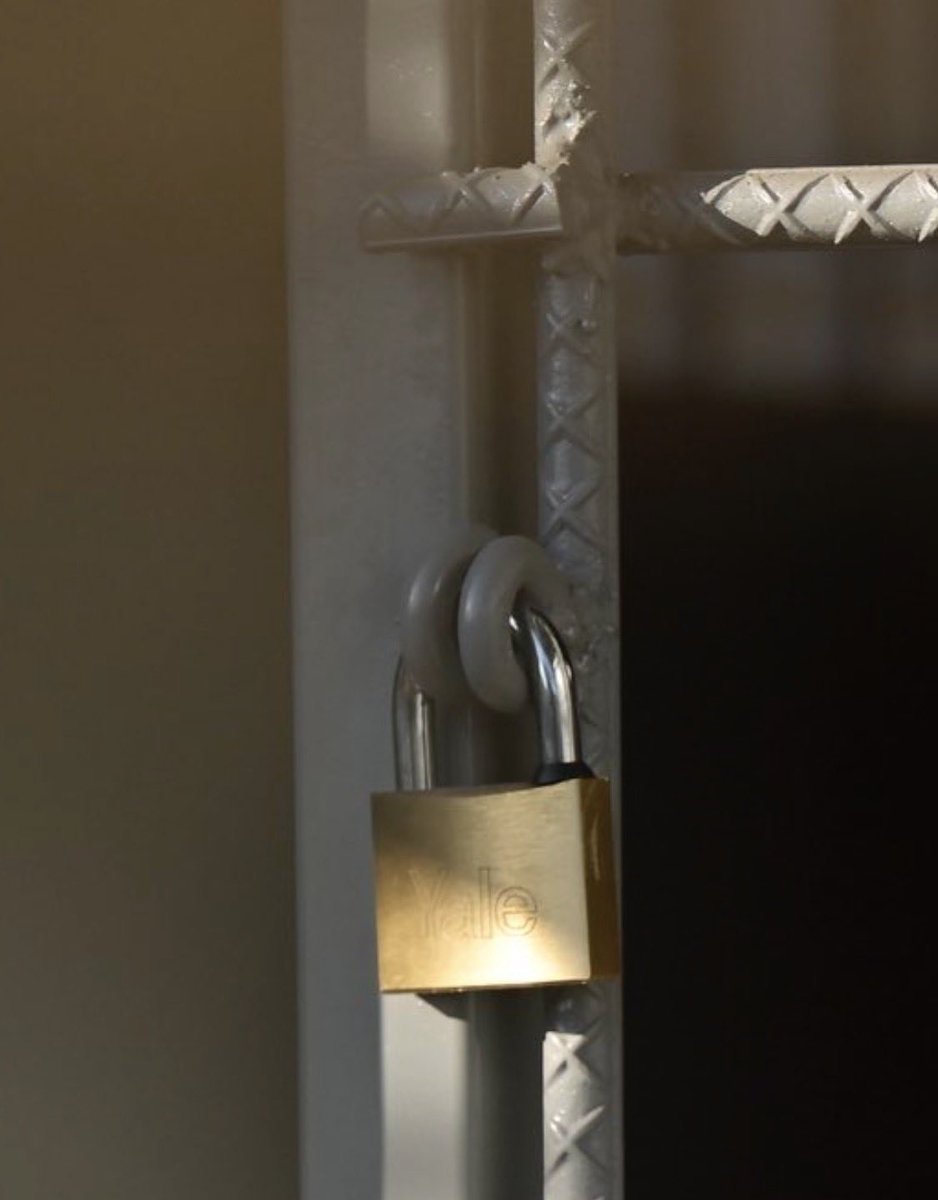 LordVader_Gt's tweet image. Las acciones de seguridad de Bernardo, luego de 2 años y varias familias enlutadas, son de un candado Yale y unas varillas de 1/2 mal soldadas.

#LordVaderGT #OnFire 🔥