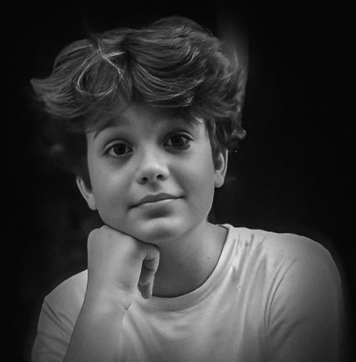 Sevgili Mattia Ahmet Minguzzi,Bir yıl geçti ama acımız hâlâ taze, yüreklerimizdeki yara hâlâ kanıyor. 

14 yaşında, hayalleri, gülümsemesi, kaykay tutkusuyla dolu bir çocukken, sırf sokakta olduğu için vahşice saldırıya uğradın ve hayatını kaybettin. Senin gibi masum bir çocuğun