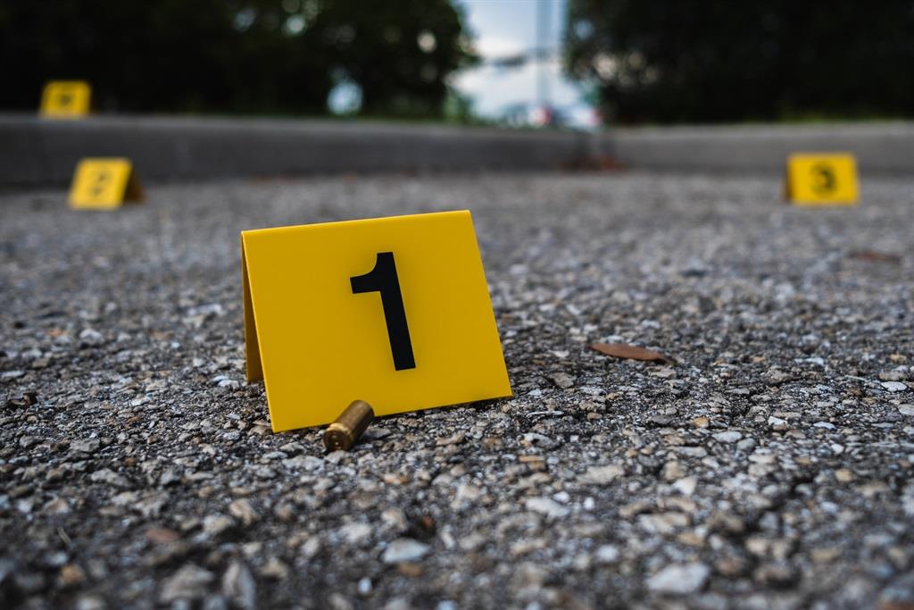 dailysunsa's tweet photo. Killed over a beer? ๐บ๐ช A police officer was stabbed to death at a tavern in Christiana. It's alleged the fight started when two men kicked over his drink. ๐ฎโโ๏ธ๐ฏ๏ธ #NorthWest #PoliceKillings #SAPS https://t.co/34mTB2fFD0