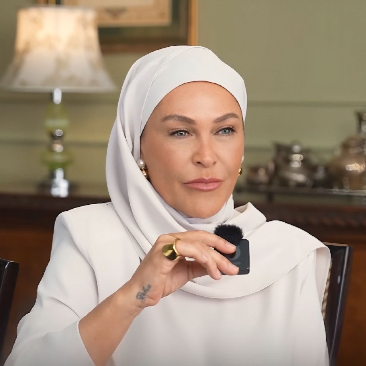 Sari_Haber's tweet image. 🔸ATV'de yayınlanacak olan "Aynı Yağmur Altında" dizisindeki yeni rolü için tesettüre giren Hülya Avşar’ın, Filtreli ve Filtresiz hali paylaşıldı.

#HülyaAvşar #AynıYağmurAltında #atv