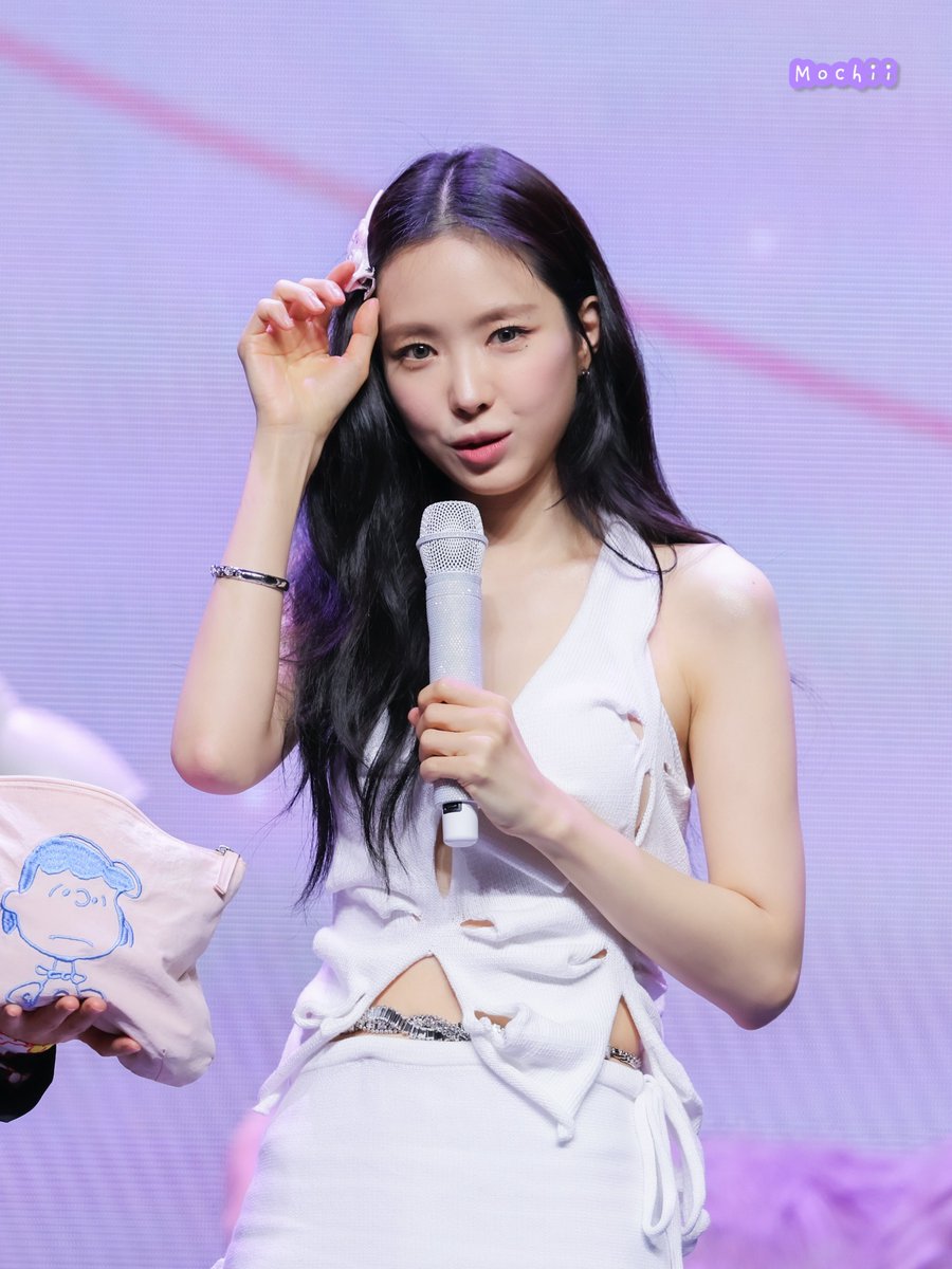 toyobash's tweet photo. 생일 축하합니다🍾

@1994marcellasne 

#나은 #손나은 
#SONNAEUN
#Happy_Naeun_Day https://t.co/Vd9CoHoNlo