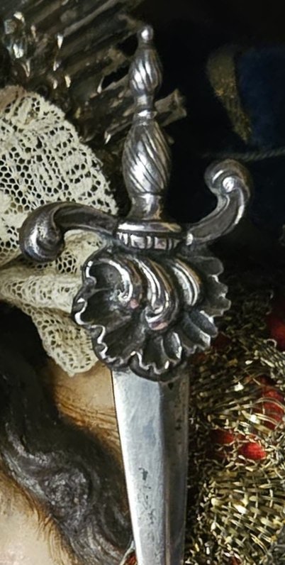 Hoy vamos con un pequeño hilo muy especial y también reivindicativo de nuestro arte malagueño, como no podía ser de otro modo, que tuvo mucha personalidad en el pasado y hoy se ve casi desaparecido:
El puñal de dolorosa malagueño.

Hilo va! 👇

#CofradíasMLG